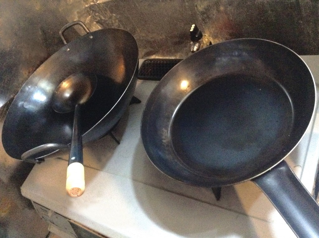 鉄のフライパンと中華鍋